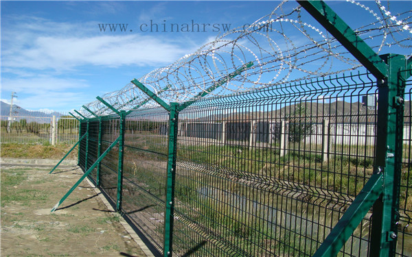 高速公路护栏网的规格及产品参数：