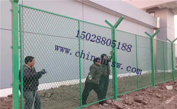 安装中的监狱防护网
